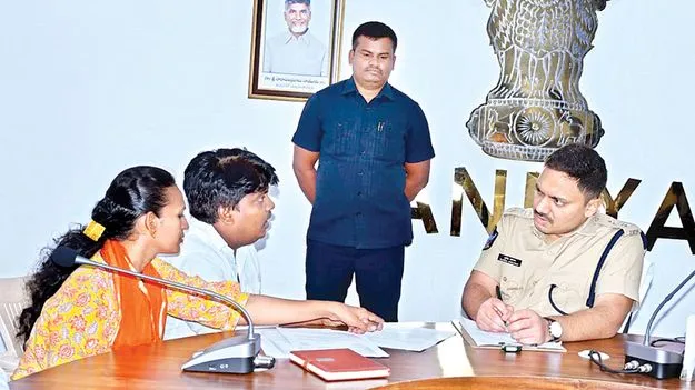 ప్రజా సమస్యలు పరిష్కరించండి 