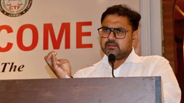 ఎదురుదాడి కాదు.. ఫీజు బకాయిలు చెల్లించండి