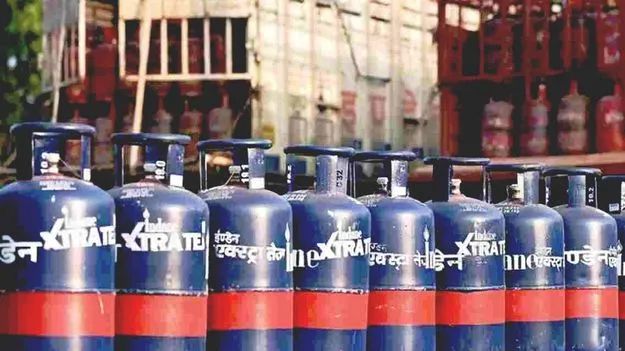 వాణిజ్య సిలిండరుపై మళ్లీ బాదుడు