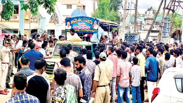 విద్యార్థికి అంతిమ సంస్కారాలు 