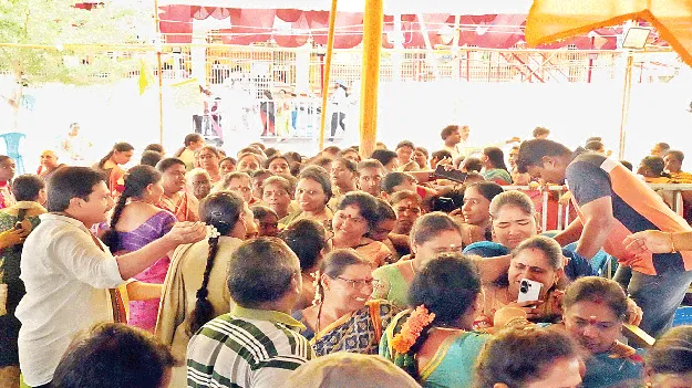 బలుసులమ్మ ఆలయానికి పోటెత్తిన మహిళలు 