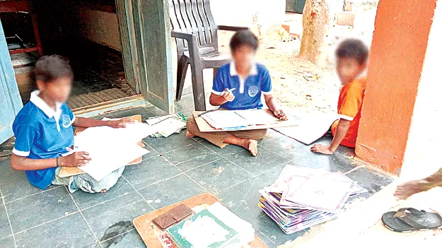   పరీక్ష పేపర్లను విద్యార్థులే దిద్దుకుంటున్నారు