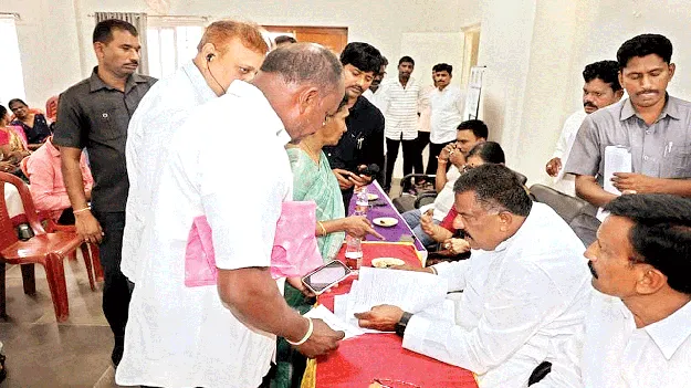ప్రజా సమస్యల పరిష్కారానికి కృషి 