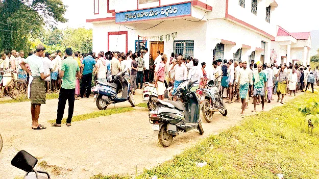  ఎరువుల కోసం రైతుల బారులు