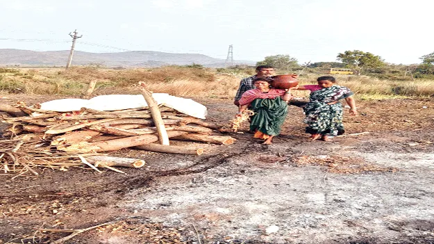 గ్రామ కట్టుబాట్లు అడ్డొచ్చాయి