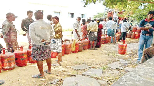 తప్పని గ్యాస్‌ కష్టాలు