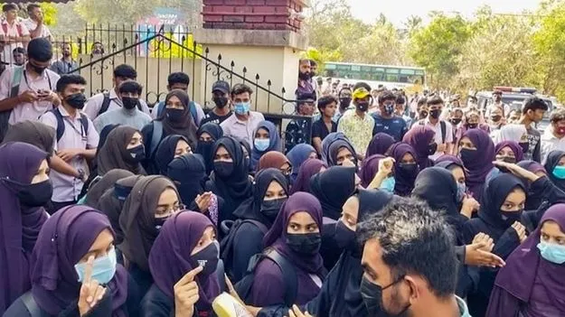 కర్ణాటక బడుల్లో హిజాబ్‌, జంధ్యానికి అనుమతి