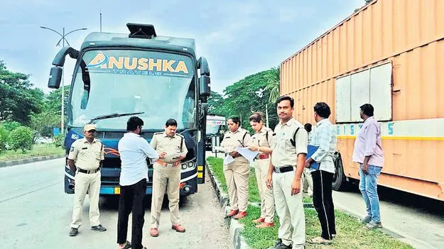 ప్రైవేటు ట్రావెల్స్‌ బస్సుల తనిఖీ 