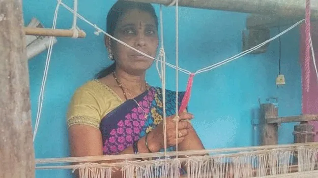    3,989 చేనేత  కుటుంబాలకు రూ.9.97 కోట్ల లబ్ధి