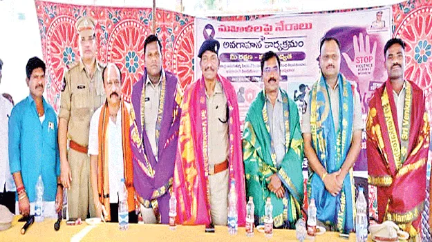 చట్టాలపై అవగాహన పెంచుకోవాలి: డీఎస్పీ 