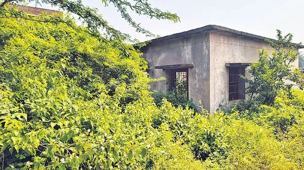 అసంపూర్తిగా అంగన్‌వాడీ భవనాలు