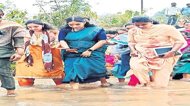 గెడ్డలో దిగి.. కొండనెక్కి..