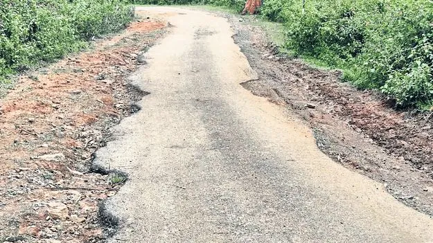 వంజంగి రోడ్డును వదిలేశారా?