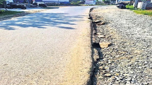 అసంపూర్తి రోడ్డుతో అవస్థలు