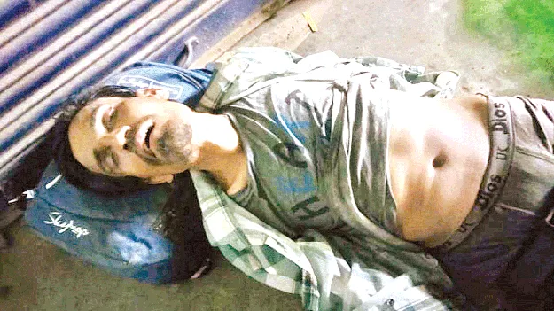 ప్రయాణికుడిపై దాడి.. నగదు అపహరణ