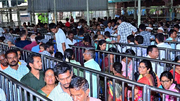 వరసిద్ధుని దర్శనానికి 4 గంటలు