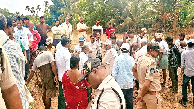   కరజాడలో ఆక్రమణల తొలగింపు