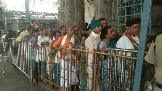 భక్తులతో కిక్కిరిసిన ముక్కంటి ఆలయం 