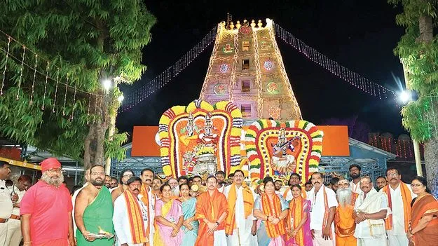    నందిపై ఆది దంపతుల విహారం