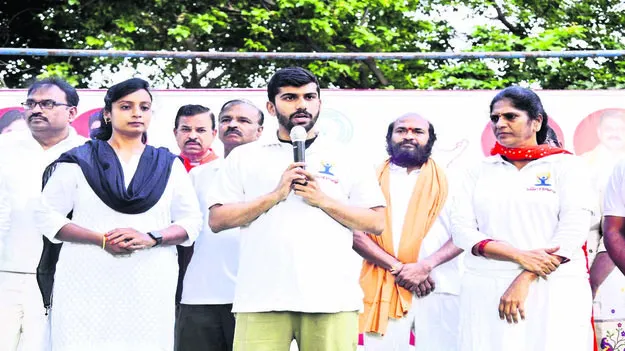 YOGA: దినచర్యల్లో యోగా భాగం కావాలి : కలెక్టర్‌