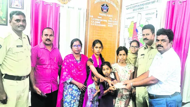 HELP: అనాథ చిన్నారులకు చేయూత