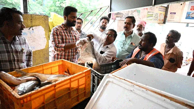 చేపల మార్కెట్‌లోనూ చండాలమేనా..?