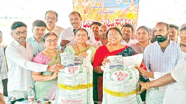 విత్తనాల పంపిణీలో రైతులకు ఇబ్బందులు లేకుండా చూడాలి 