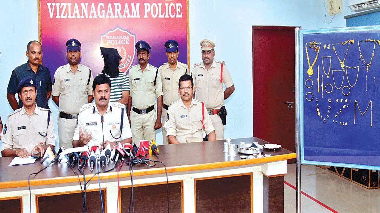 Accused in 50 cases... finally caught. 50 కేసుల్లో నిందితుడు.. ఎట్టకేలకు దొరికాడు