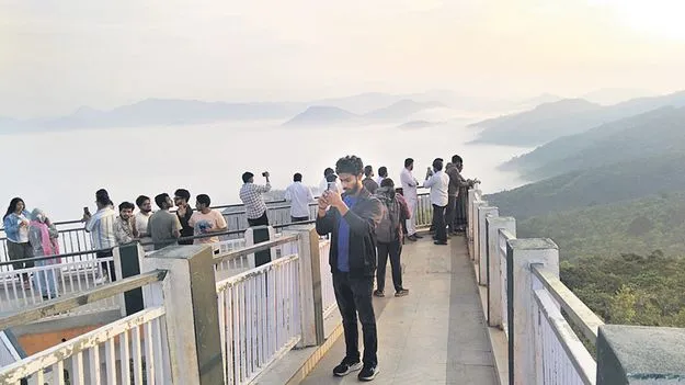 పర్యాటకుల సందడి