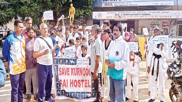 హాస్టల్‌ను తరలిస్తే ఉద్యమం చేస్తాం