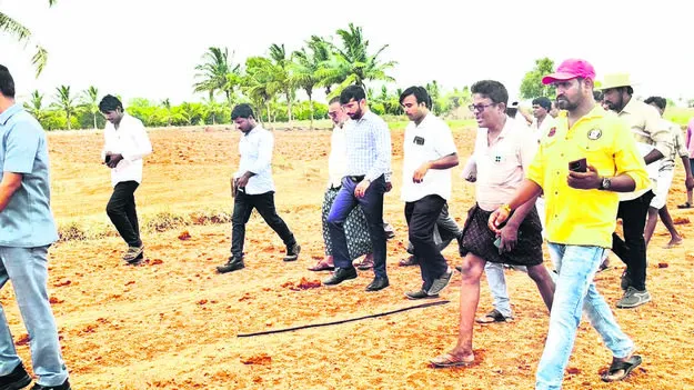 COLLECTOR:  రీ సర్వేని పకడ్బందీగా చేపట్టండి : కలెక్టర్‌