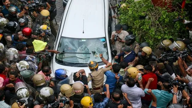 కేరళ మాజీ సీఎం ఇంట్లో ఈడీ సోదాలు