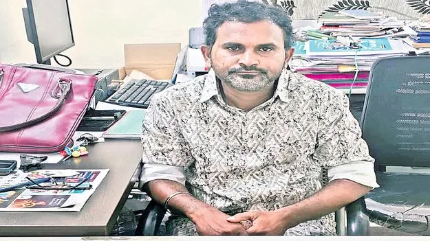 పైసలివ్వందే ఫైలు ముట్టుకోడు!