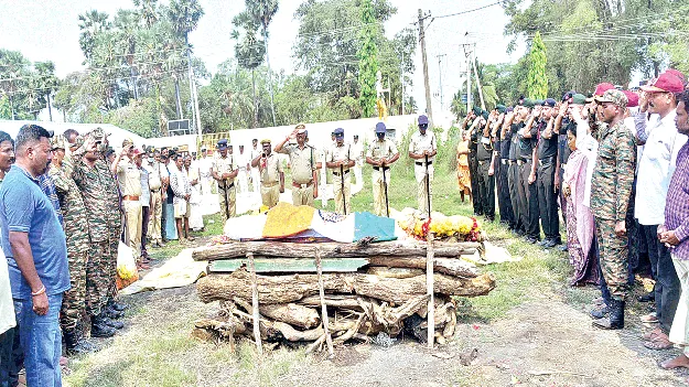 అధికార లాంఛనాలతో అంత్యక్రియలు