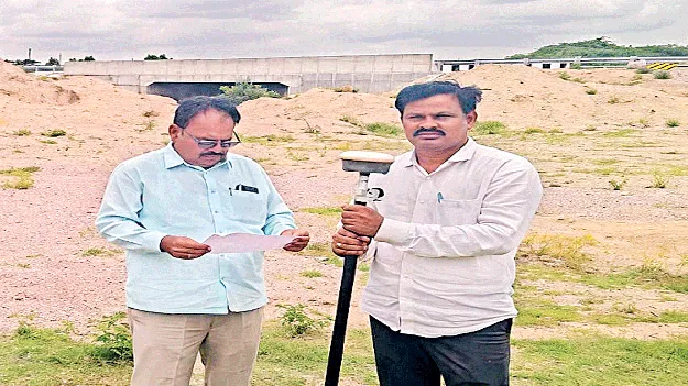 వీల్‌చైర్‌ యాత్రను అడ్డుకున్న పోలీసులు 