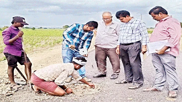 హొళగుంద రోడ్డును తనిఖీ చేసిన ఇంజనీర్లు