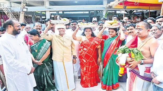 నూకాంబికను దర్శించుకున్న కలెక్టర్‌ దంపతులు