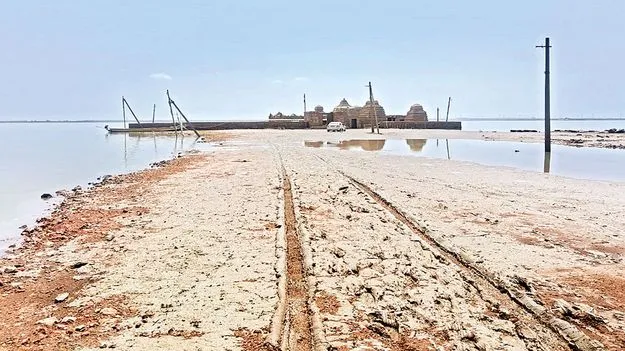 జలాధివాసం వీడిన  సంగమేశ్వరాలయం