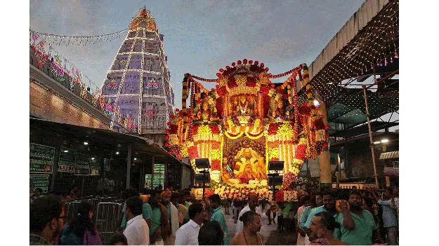 పుష్పపల్లకిలో సిరులతల్లి  