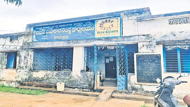 శిథిలావస్థకు చేరడంతో ఎప్పుడు కూలుతుందోనని ఆందోళన