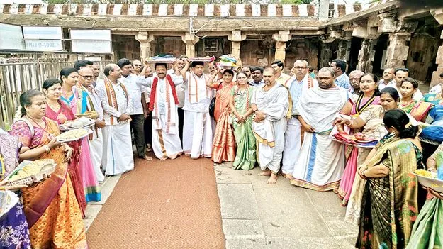 కామేశ్వరీదేవికి ఆషాడం చీర, సారె      