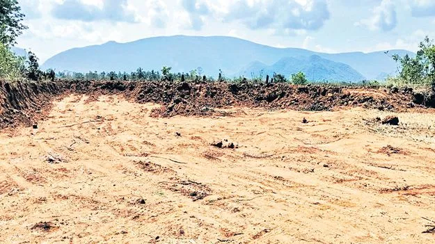 ఏపీఐఐసీ భూముల్లో మట్టి దోపిడీ