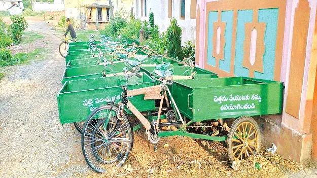 నిరుపయోగంగా చెత్త సేకరణ రిక్షాలు