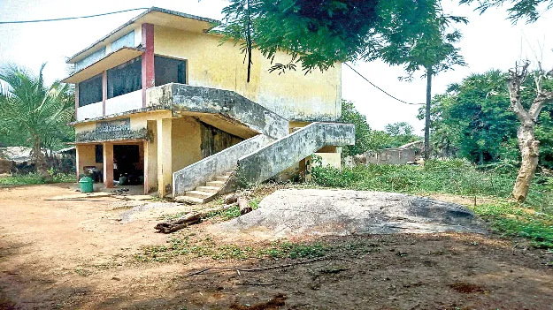 వసతులు లేవు.. వంట గది లేదు