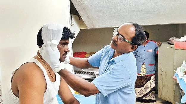 విలేకరిపై కర్రతో దాడి