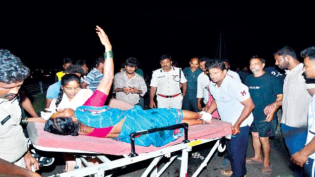  గాయపడిన మహిళకు ఎస్పీ సపర్యలు