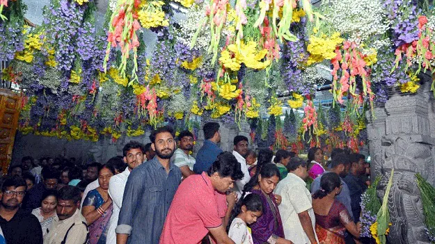 వరసిద్ధుడి దర్శనానికి 3 గంటలు