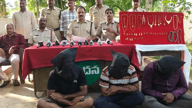  పగటపూటే  ఇంటికి తాళం పగులగొట్టి దొంగతనాలు