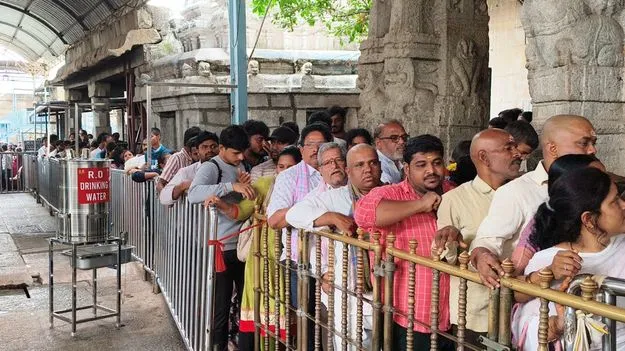 ముక్కంటి ఆలయంలో భక్తుల రద్దీ