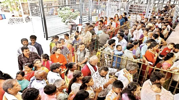 భక్తులతో శ్రీశైలం కిటకిట